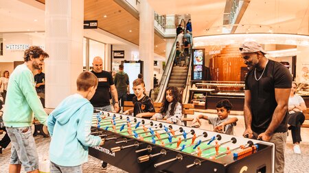 Panini-Tauschbörse, Dribbling-Challenge & mehr im Emmen Center