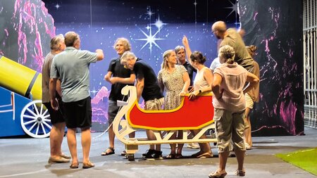 Märli Biini Stans zaubert mitHilfe von «Schwarzem Theater»