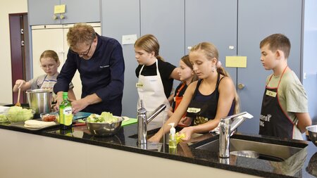 Ferienpass Nidwalden holt Luzerner Küchenchef an den Kochtopf
