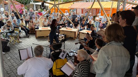 Der insieme-Chor rockt den Stanser Dorfplatz